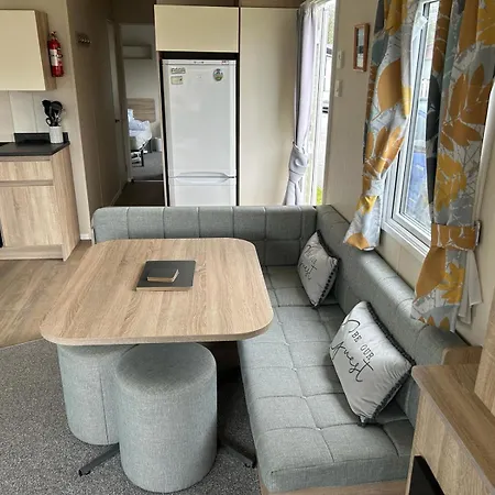 Vakantiehuis Delightful Two Bedroom Caravan On Beach. *