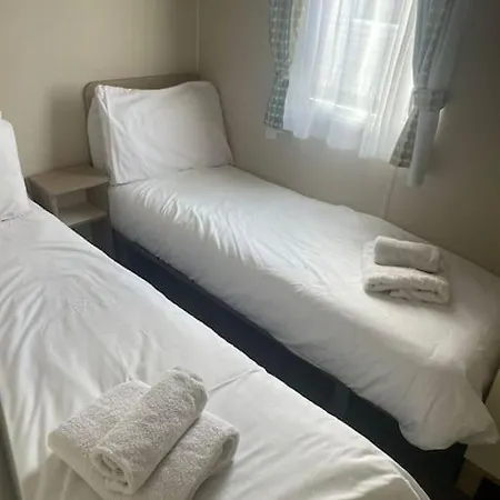 Vakantiehuis Delightful Two Bedroom Caravan On Beach. Par