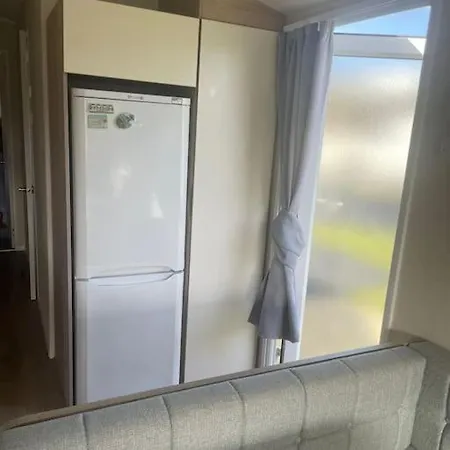 Delightful Two Bedroom Caravan On Beach. Vakantiehuis