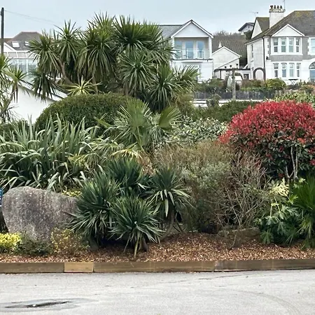 Delightful Two Bedroom Caravan On Beach. * Par