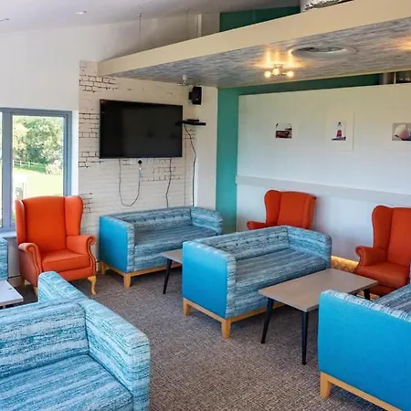 Delightful Two Bedroom Caravan On Beach. Vakantiehuis Par